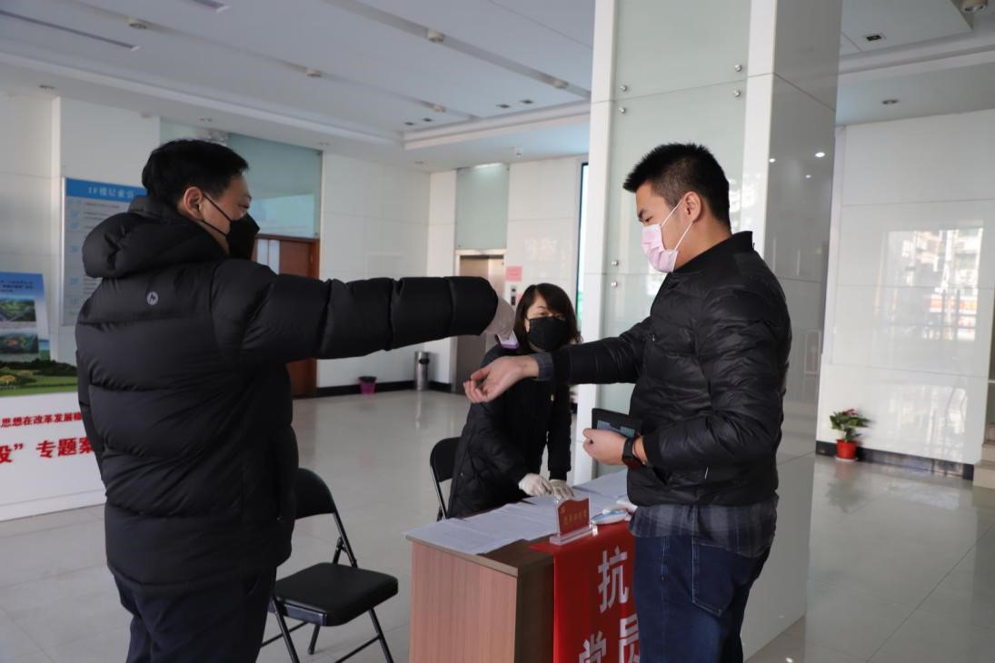 強堡壘 亮本色 黨建引領(lǐng)抗疫工作深入開展一個支部就是一座堡壘，一個黨員就是一面旗幟